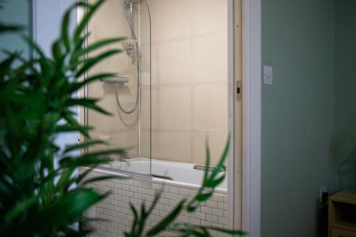 Modern 2-Bed Apartment In Leeds City Centre المظهر الخارجي الصورة