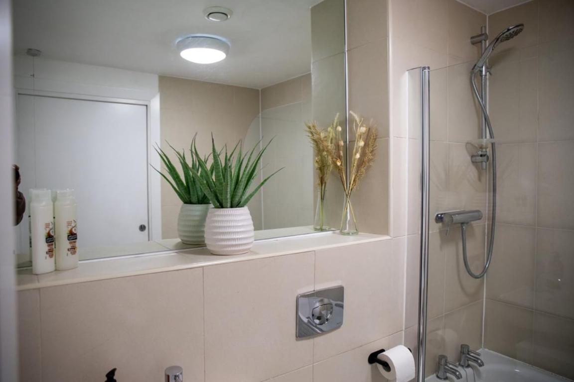 Modern 2-Bed Apartment In Leeds City Centre المظهر الخارجي الصورة